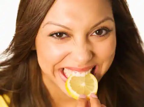 woman suckking lemon slice=